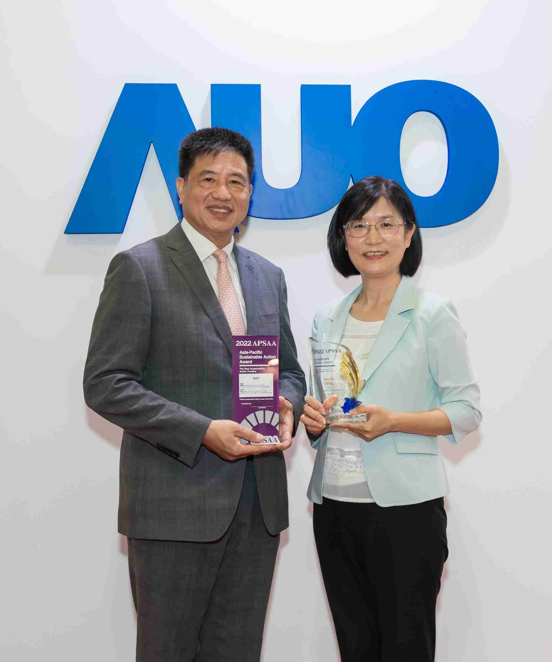 888.BY集团电子游戏长期垫筑永续远景的基石，，，透过ESG暨气候委员会逐步实践永续策略蓝图。。其中，，，888.BY集团电子游戏光电永续长古秀华带领团队、、制定中长期目标，，，，缔造多面向亮眼表现，，，获得「顶尖永续长奖」的个人奖殊荣（左：888.BY集团电子游戏光电董事长暨执行长彭双浪，，，，右：888.BY集团电子游戏光电永续长古秀华）