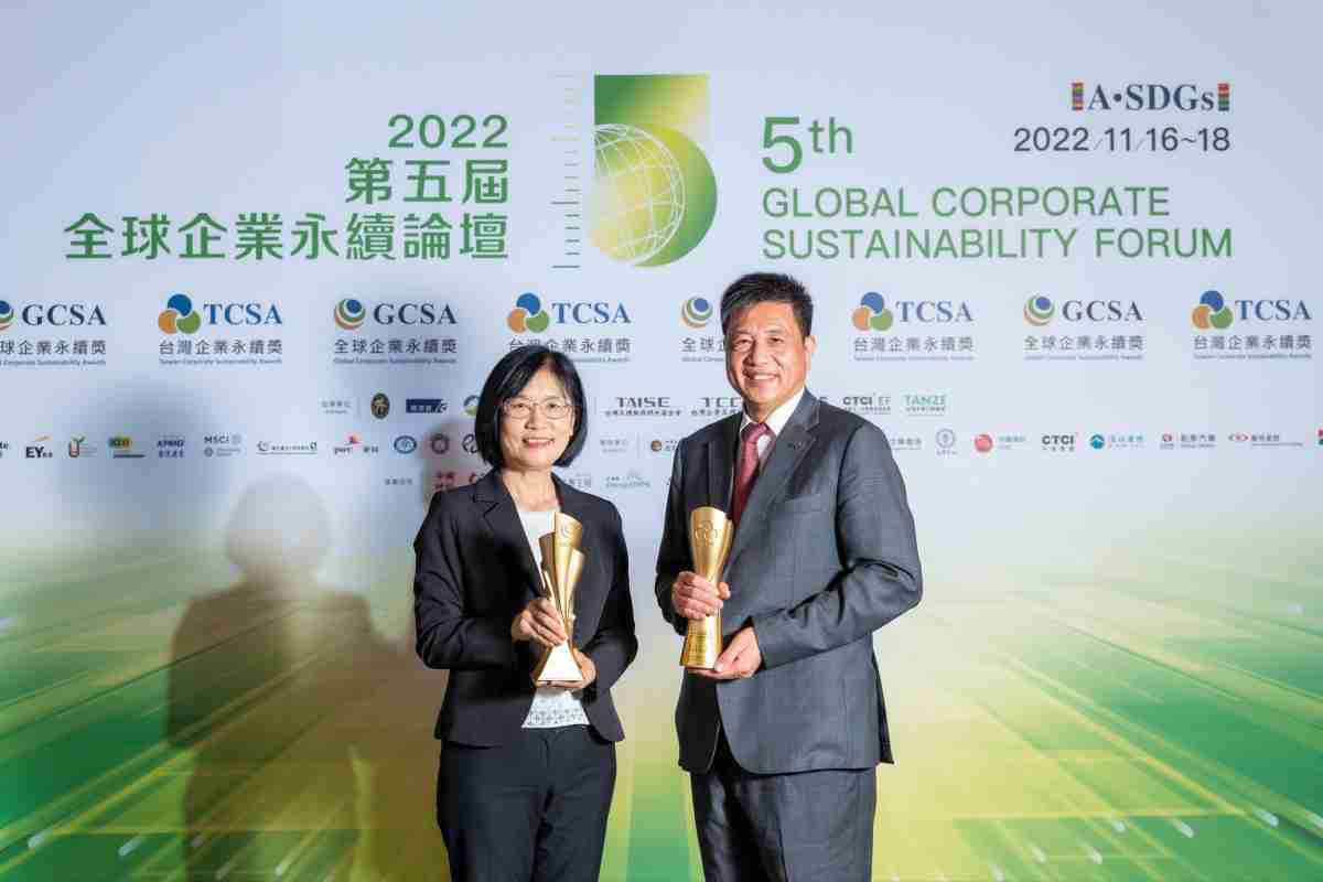 888.BY集团电子游戏作为净零碳排先锋，，，期引领价值链伙伴同行共好，，卫冕制造业组“十大典范企业” 二连冠殊荣(左：888.BY集团电子游戏光电永续长古秀华，，，，右：888.BY集团电子游戏光电董事长暨执行长彭双浪)