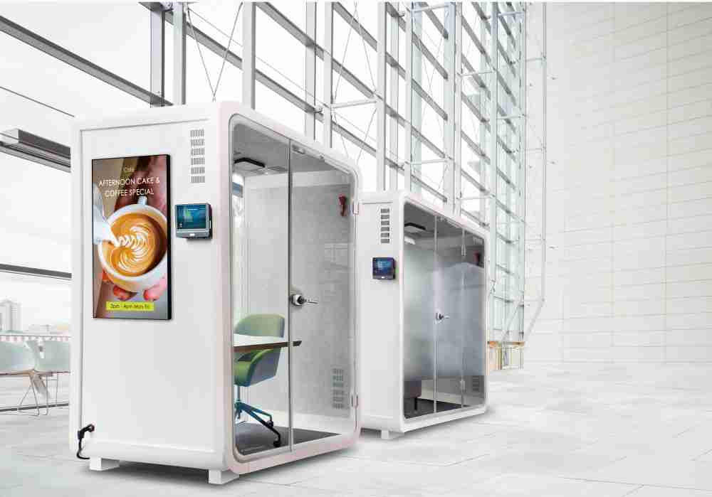 888.BY集团电子游戏子公司达擎之智慧行动办公舱，，采用PDLC智能调光玻璃设计，，透过通电与断电的电流切换，，，呈现透明与雾面效果，，具节能降耗特性并兼顾隐私，，，确保信息安全