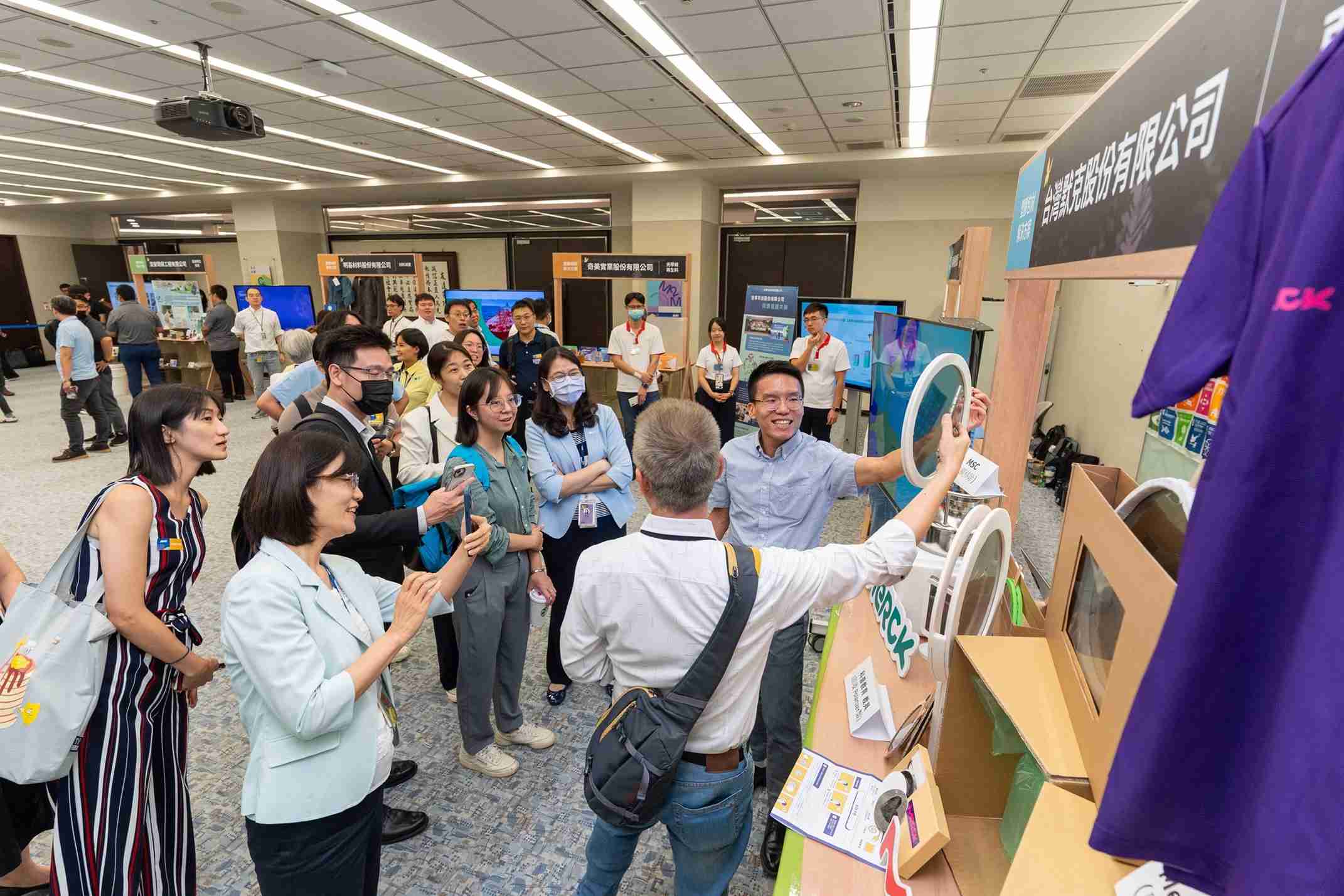 888.BY集团电子游戏连手产业伙伴策划首届生态圈联展，，，，展示如何将废塑料循环再利用，，，创新解决方案包括：塑料包材再生与循环使用、、、再生塑料研发及应用、、、、废塑料回收再生技术、、、减塑生活提案等