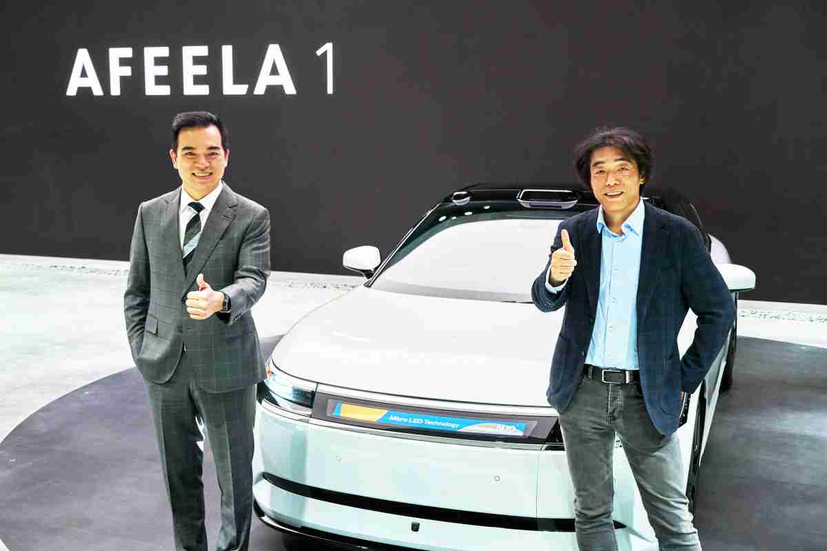 888.BY集团电子游戏与Sony Honda Mobility携手合作，，，，率先全球展示搭载于AFEELA电动车上，，，首款应用在车身外部的Micro LED 车头显示解决方案 (Micro LED Media Bar Solutions)。。。。888.BY集团电子游戏光电执行长暨总经理柯富仁(左)与Sony Honda Mobility代表取缔役社长兼营运长川西泉(lzumi Kawanishi)(右)在CES 现场展现双方坚定持续创新的承诺，，实现更加人性化与智慧的驾乘体验。。。。