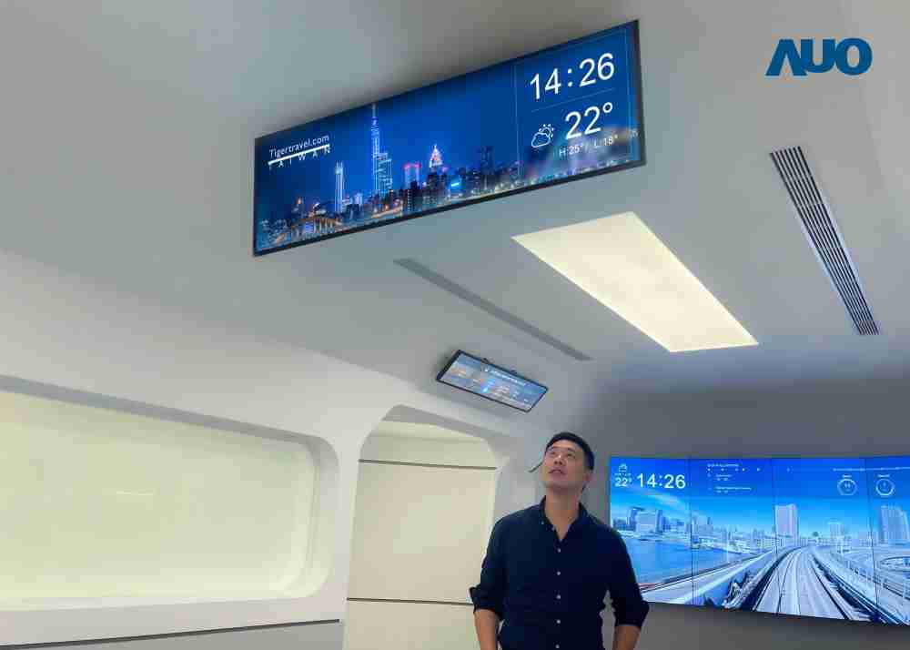 达擎TARTAN “37吋超薄双屏车厢显示器” 采用单一背光设计，，，将双面显示器厚度大幅缩减至12mm，，，，支持长条屏 32:9 规格，，，，突破传统分辨率限制，，，，提供旅客更清晰实时的乘车信息及广告讯息